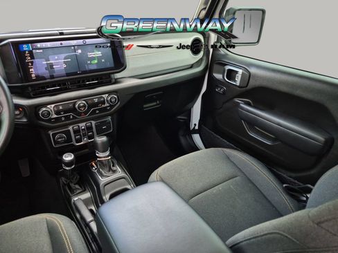 Used 2025 Jeep Gladiator Sport AWD/4WD image 18