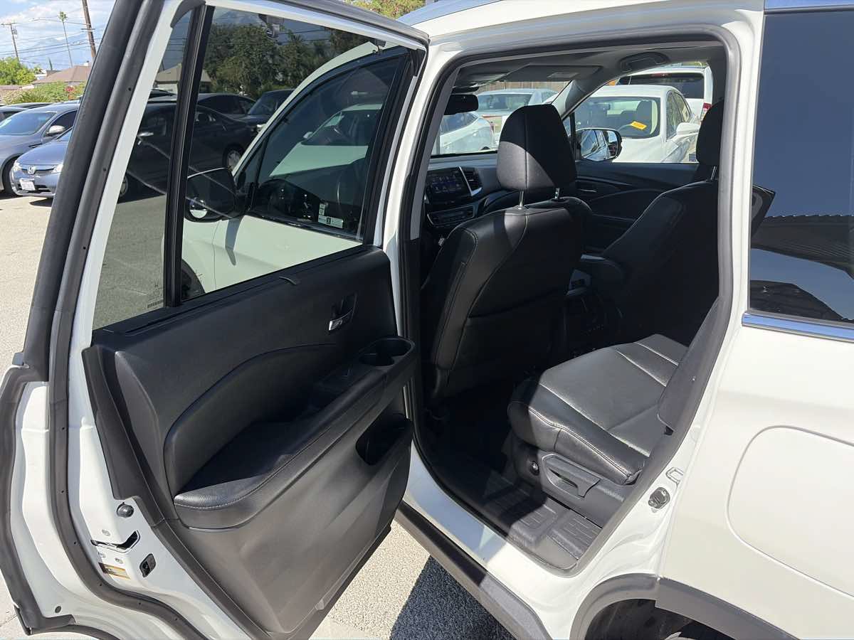 Used 2018 Honda Pilot Touring image 11