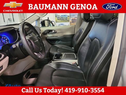 Used 2024 Chrysler Pacifica Touring-L FWD image 19