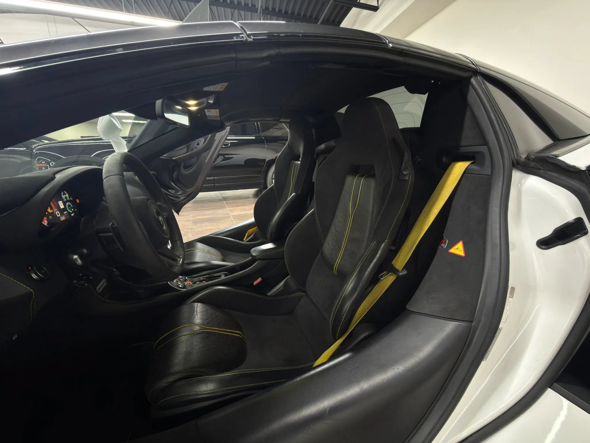 Used 2019 McLaren 570S Spider RWD image 16