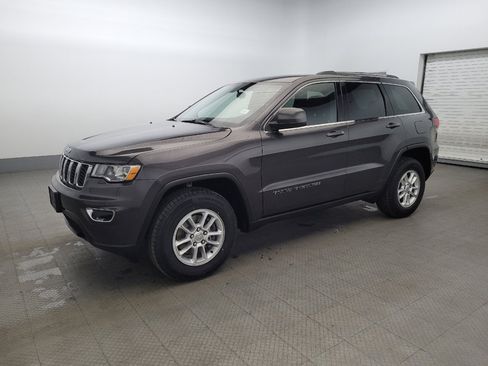 Used 2020 Jeep Grand Cherokee Laredo image 2