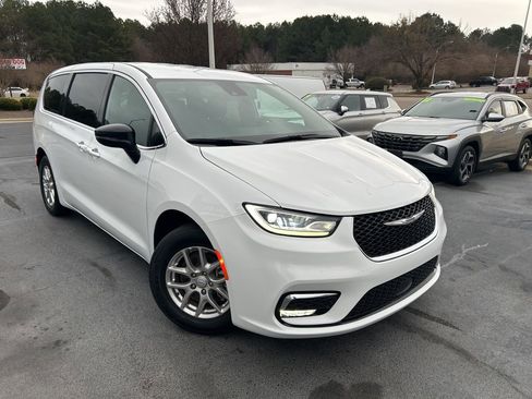 Used 2025 Chrysler Pacifica Select image 1