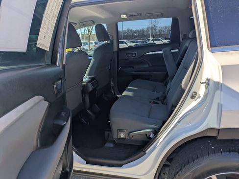 Used 2019 Toyota Highlander LE image 26