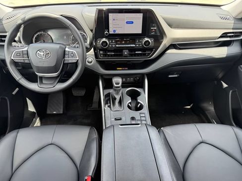 Used 2025 Toyota Highlander XLE FWD image 21