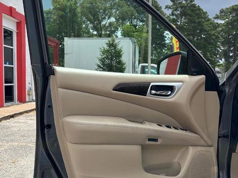 Used 2015 Nissan Pathfinder Platinum w/ Family Entertainment Package image 9