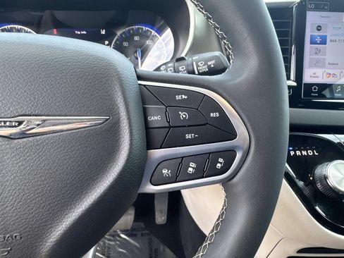 Used 2024 Chrysler Pacifica Touring-L FWD image 25