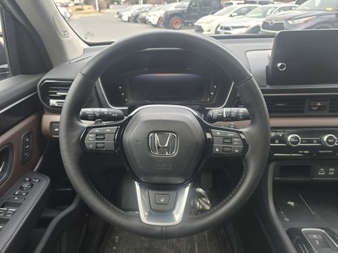 Used 2025 Honda Pilot Elite image 13