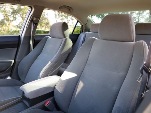 Used 2010 Honda Civic DX-VP image 6