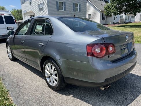 Used 2010 Volkswagen Jetta SE FWD image 5