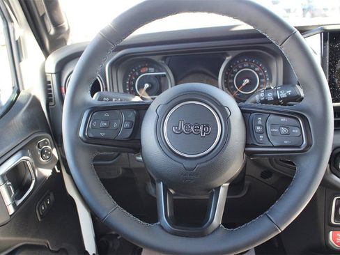 Used 2025 Jeep Wrangler Unlimited Rubicon w/ Technology Group image 17