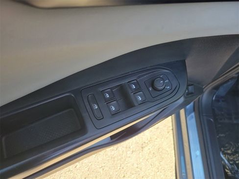 Certified 2022 Volkswagen Taos SE image 16