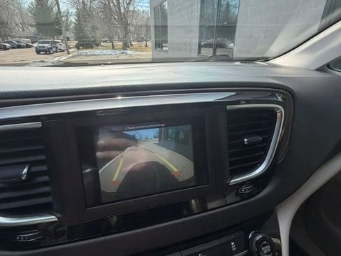 Used 2019 Chrysler Pacifica Touring-L image 8