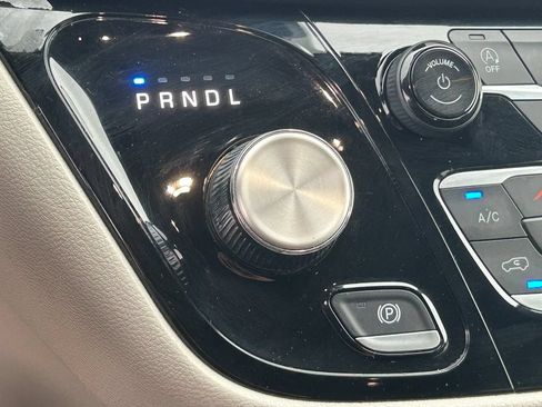 Used 2024 Chrysler Pacifica Touring-L FWD image 14