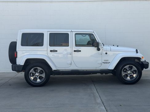 Used 2017 Jeep Wrangler Unlimited Sahara w/ Connectivity Group AWD/4WD image 4