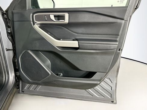 Used 2021 Ford Explorer XLT image 33