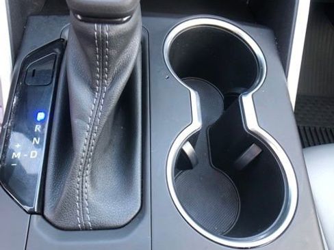 Used 2023 Toyota Highlander XLE image 19