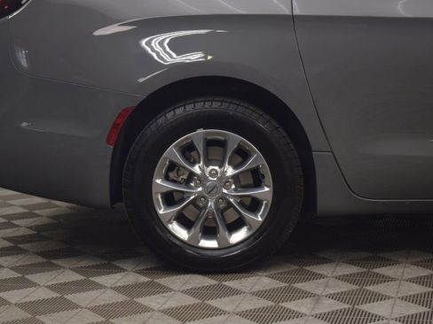 Used 2023 Chrysler Pacifica Touring-L AWD/4WD image 32