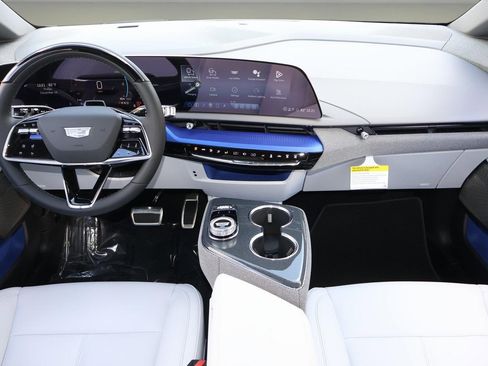 New 2026 Cadillac Optiq Luxury 1 image 15