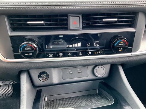 Used 2024 Nissan Rogue SV image 33