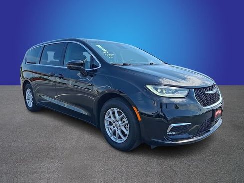 Used 2025 Chrysler Pacifica Select FWD image 3