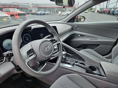 Used 2024 Hyundai Elantra SEL FWD image 12