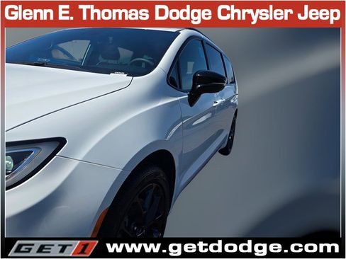 Used 2023 Chrysler Pacifica Limited w/ Uconnect Theater Family Group image 4