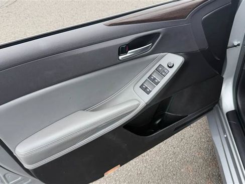 Used 2022 Toyota Avalon XLE w/ Moonroof Package FWD image 7