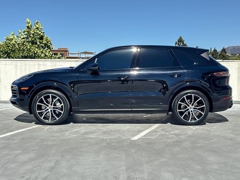 Used 2023 Porsche Cayenne Platinum Edition AWD/4WD image 2