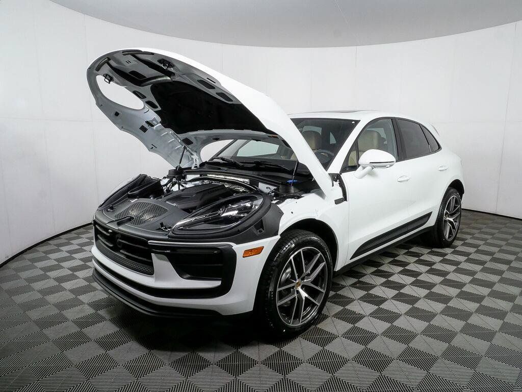 Certified 2026 Porsche Macan AWD/4WD image 34