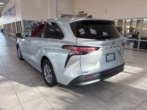 Used 2021 Toyota Sienna XLE image 9