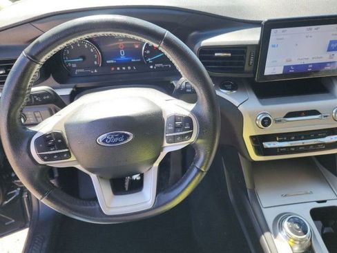 Used 2022 Ford Explorer XLT image 10