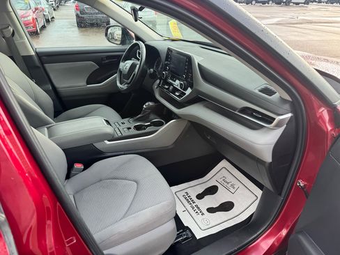 Used 2022 Toyota Highlander LE image 12