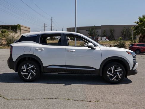 Used 2025 Nissan Kicks SV FWD image 3