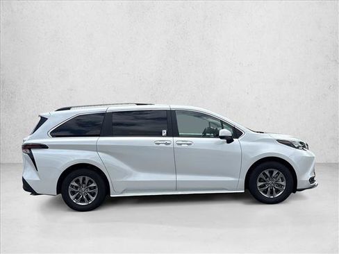 Certified 2026 Toyota Sienna XLE FWD image 4
