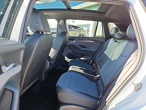 New 2025 Volkswagen Tiguan SE R-Line image 9