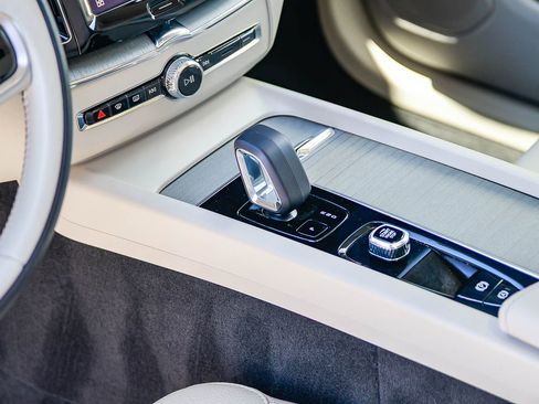 Used 2024 Volvo XC60 B5 Plus w/ Protection Package Premier image 22