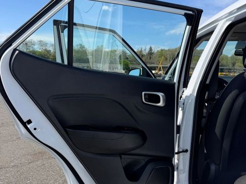 Used 2024 Hyundai Venue SE image 31