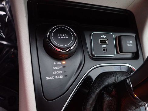 Used 2019 Jeep Cherokee Limited w/ Luxury Group AWD/4WD image 36
