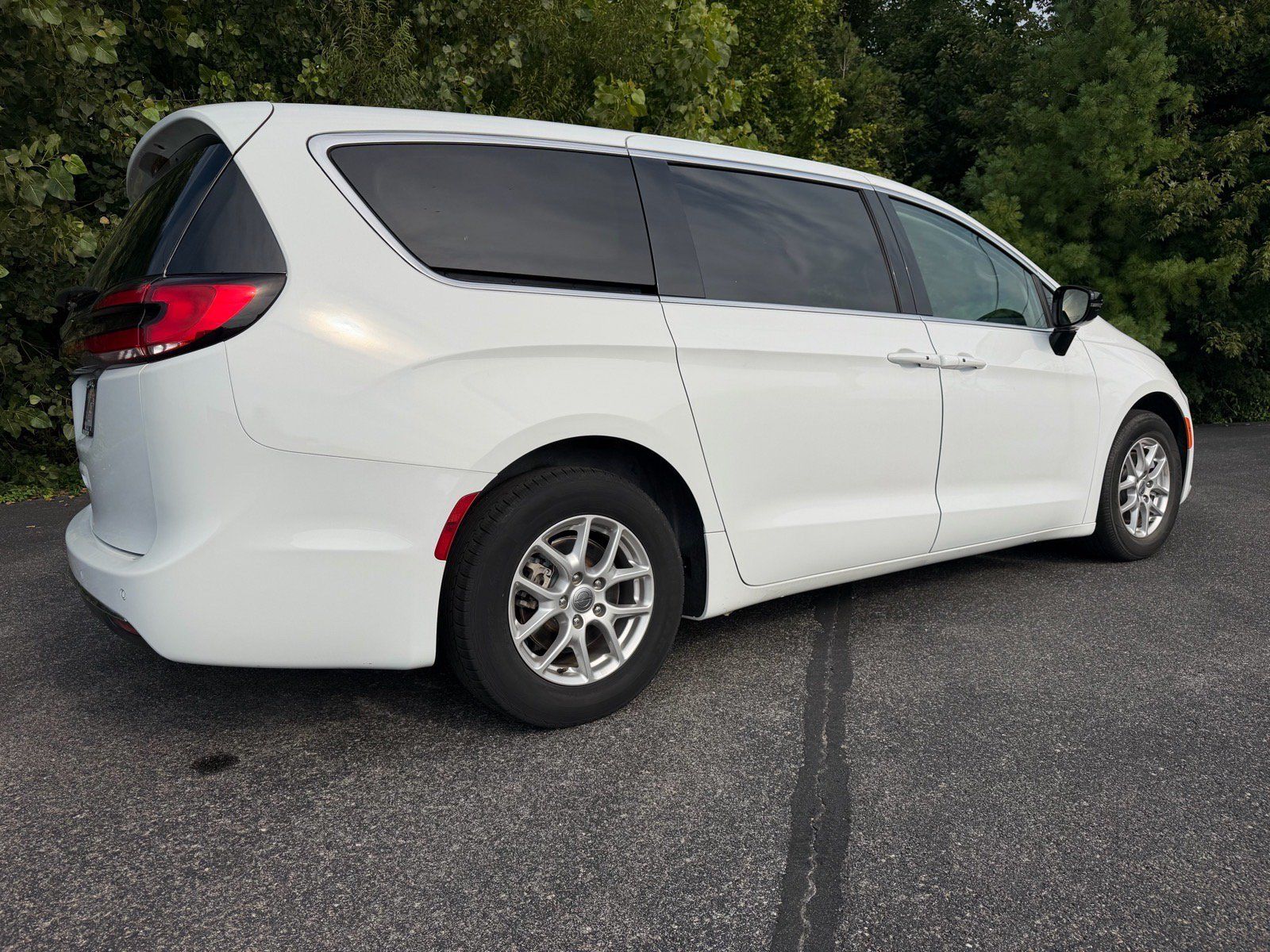 Used 2024 Chrysler Pacifica Touring-L FWD image 15