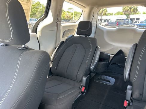 Used 2022 Chrysler Voyager LX FWD image 13