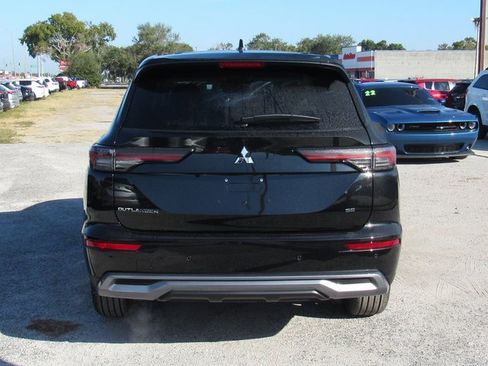 New 2025 Mitsubishi Outlander SE image 4