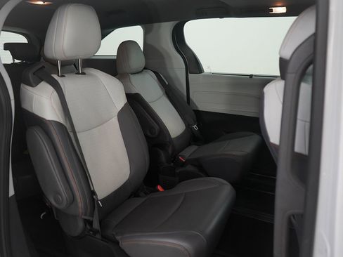 Used 2022 Toyota Sienna XSE image 13