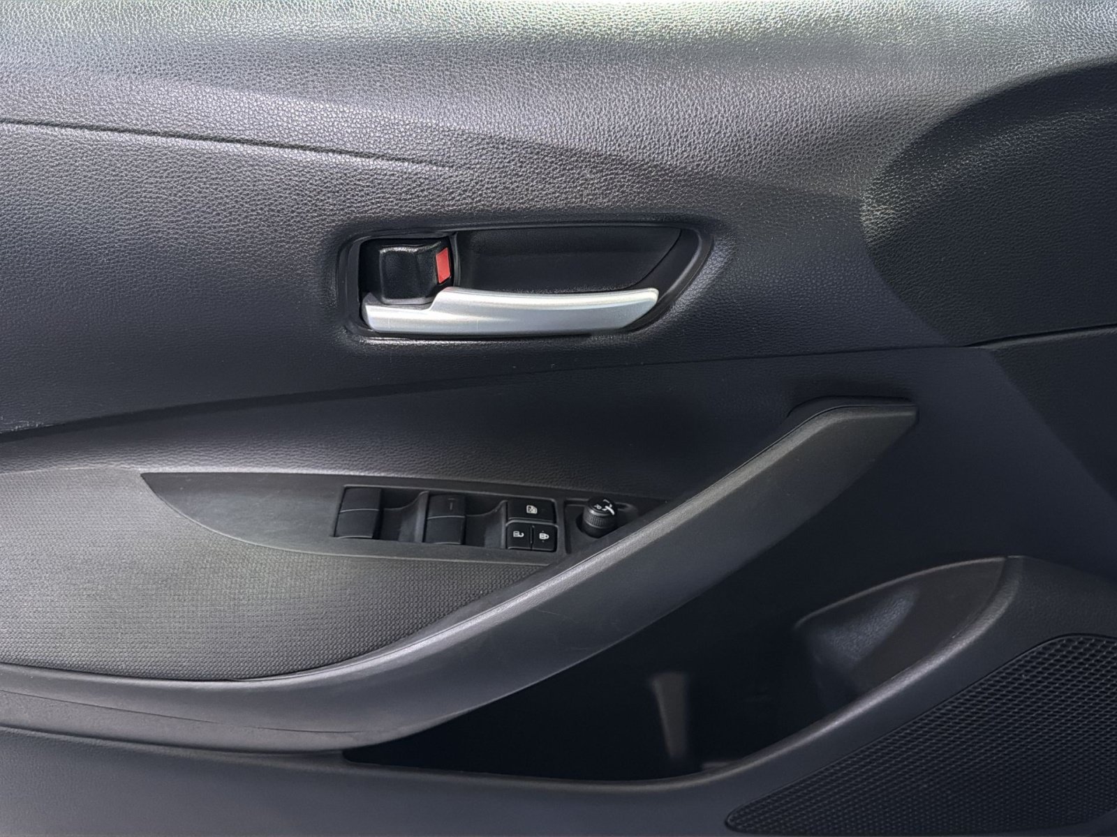 Used 2021 Toyota Corolla LE FWD image 32