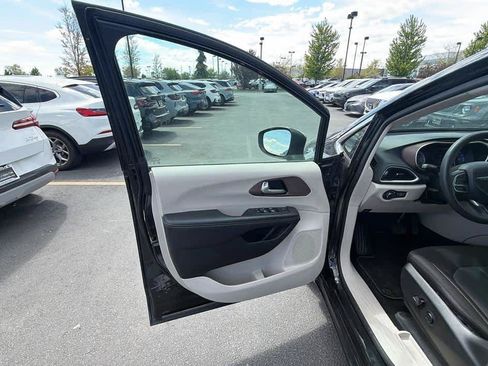 Used 2023 Chrysler Voyager LX FWD image 10