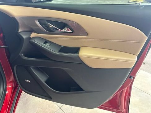 Used 2023 Chevrolet Traverse Premier FWD image 11