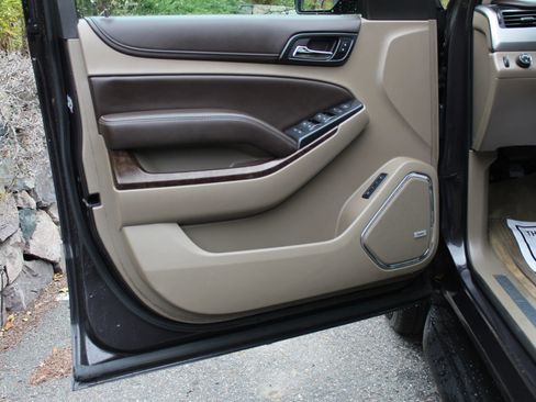 Used 2015 Chevrolet Suburban LT image 12