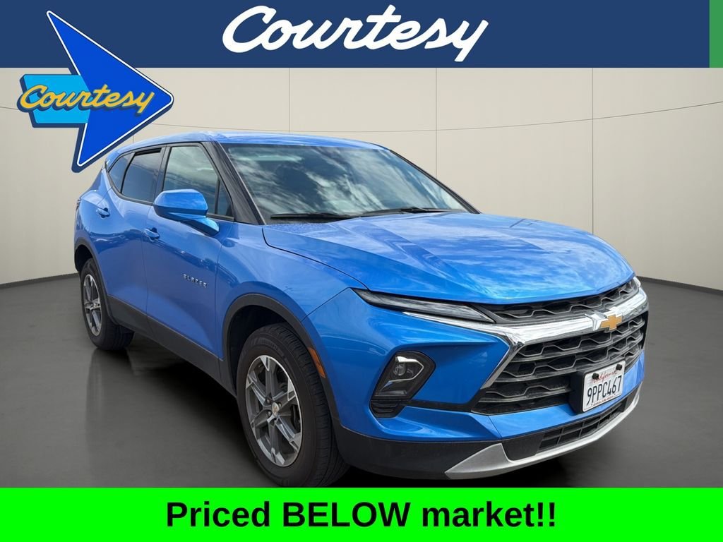 Used 2025 Chevrolet Blazer LT FWD image 1