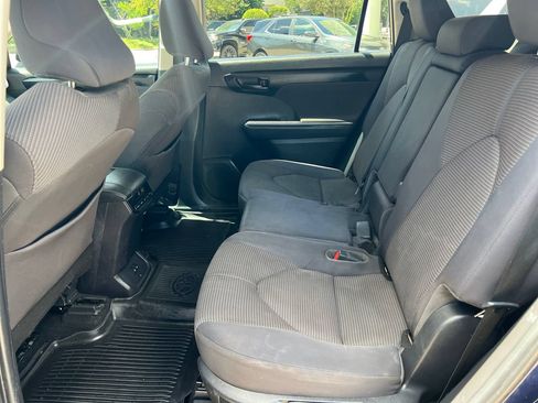 Used 2022 Toyota Highlander LE FWD image 24