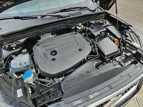 Used 2023 Volvo XC40 B5 Plus image 15