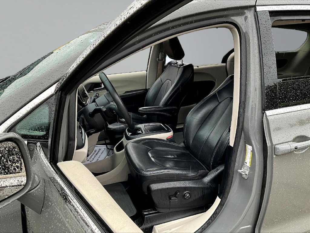 Used 2022 Chrysler Pacifica Touring-L FWD image 23
